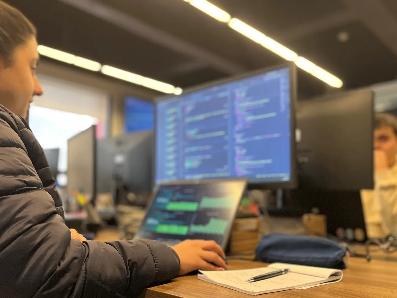 duas telas com dashboards