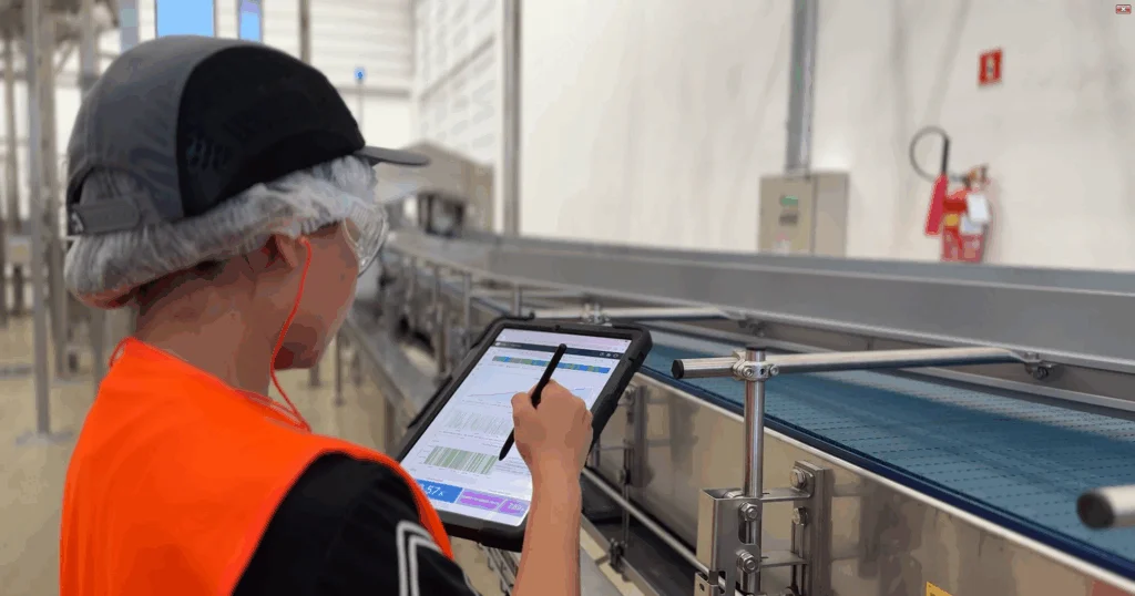 pessoa com tablet em uma indústria